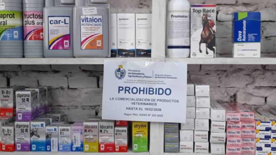 IMAGEN DE GÓNDOLA CON REMEDIOS, MGAP suspendió la habilitación a una empresa por incumplimientos en la comercialización de productos veterinarios. La suspensión temporal es por 90 días.