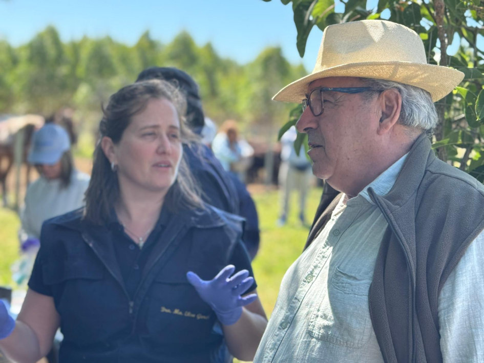 IMAGEN DEL MINISTRO ALFREDO FRATTI, Comenzó la prueba a campo de la vacuna del Instituto Pasteur contra la garrapata bovina.