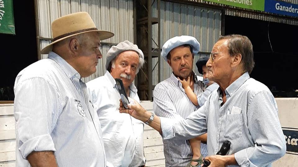 imagen de miguel angel aldabe en entrevista con los cabañeros, 25 años de Cosecha, 25 años de Cuarto de Milla. El promedio general fue de 3.941 dólares.