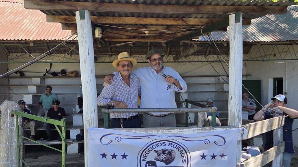 imagen de miguel angel aldabe junto a fernando pagalday, Ernesto Esteves & Cía. finalizó el año con una buena feria en local Zapará.