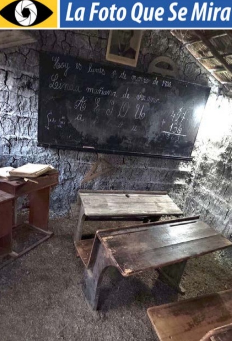 imagen de una Humilde aula de escuela rural representada en la Fiesta de la Patria Gaucha por la aparecería Chueco Mello, de paraje Amarillo (Rivera), familia Farías.