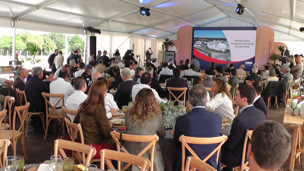 IMAGEN DE LAS PERSONAS PRESENTES Fue inaugurado el Complejo Industrial Tacuarembó.