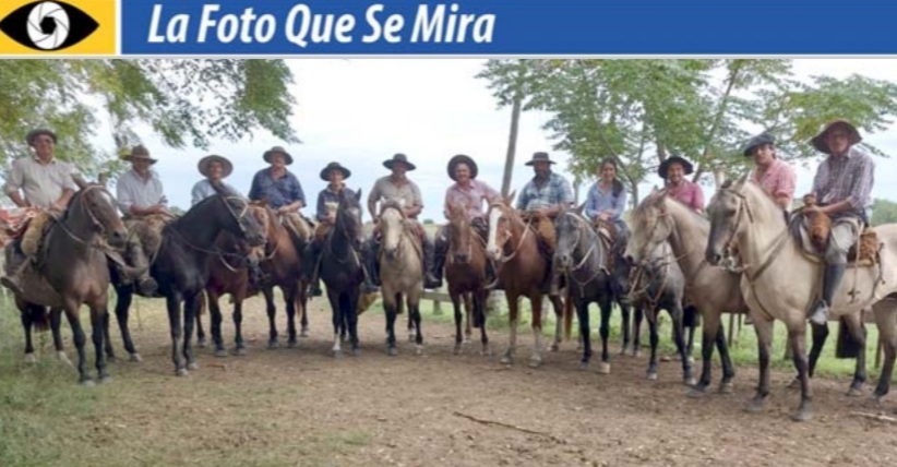 imagen Personal de campo en la feria de Paso Casildo todos montados a caballo