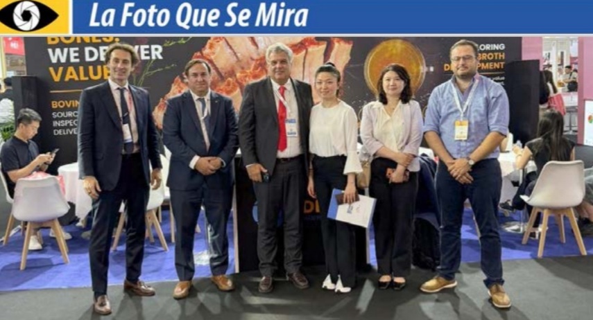 imagen de Juan Pablo Helguera, de Del Norte Agronegocios, con la delegación uruguaya en la feria SIAL en China.
