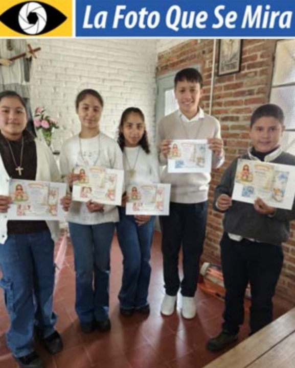 Naomi y Maia Porto Grassi; Lucía Rovira Grassi; José Ignacio dos Santos; y Thiago Ferreira, tomaron la primera comunión en la capilla San Luis Gonzaga, en Quiebrayugos.
