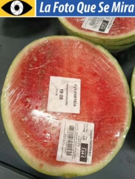 Sandía a la venta en un mercado español en Albalat dels Sorells, Valencia . Con fecha y hora de envasado, y advertencia sobre plazo para consumir. Sandía chica, el corte pesa 2,514 kg, y se vende € 2,64 (al cambio de hoy, $U 49,22 el kilo).